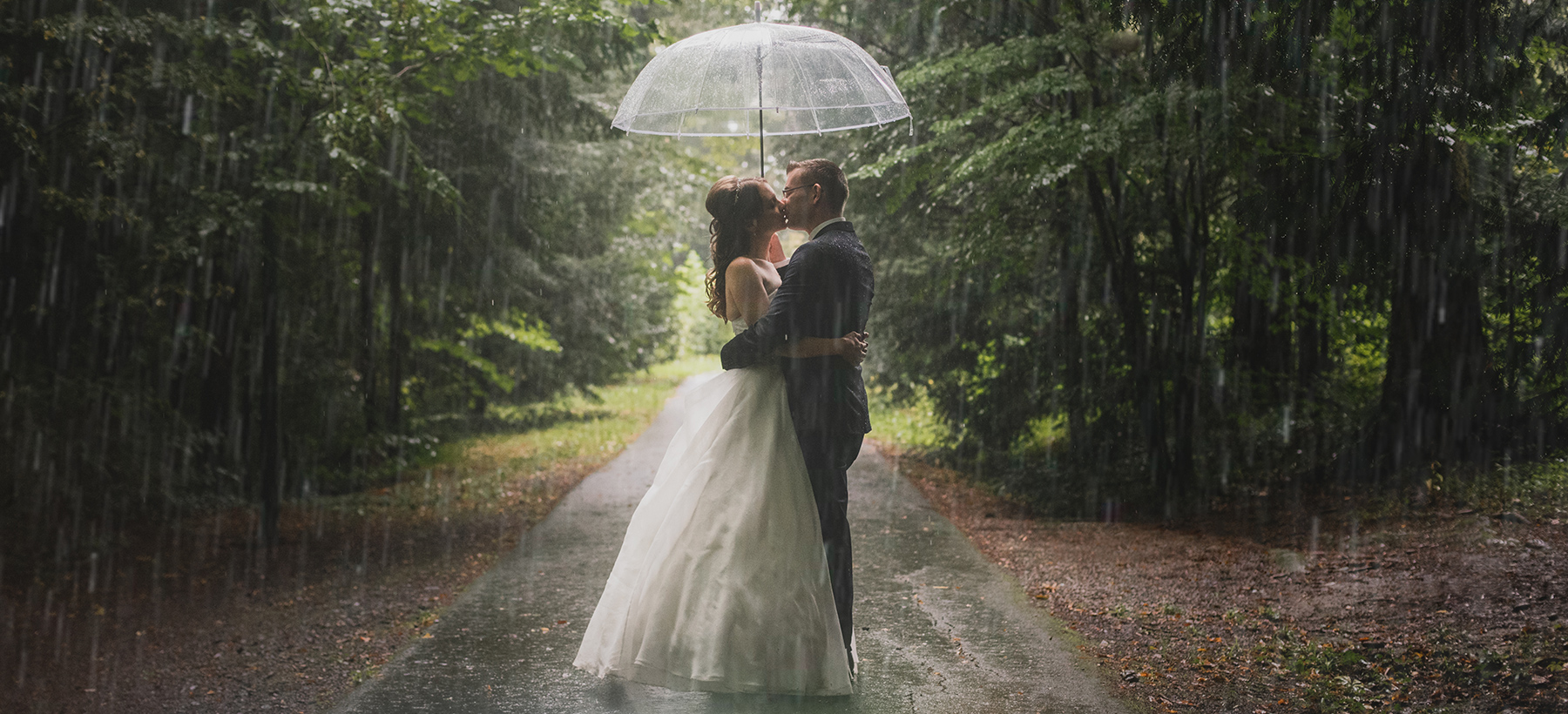 Utrinek s fotografiranja poroke v dežju.